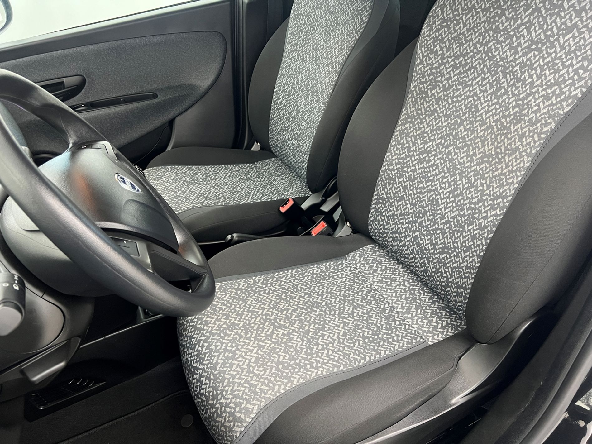 Ypsilon 1.0 firefly hybrid Silver s&s 70cv 5p.ti - Autosani